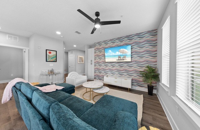 Palm Paradise: Tropical 2BR/2BA with Pool & Gym