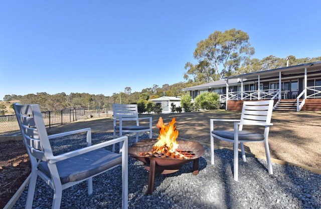 Palmers Lane Vineyard 6br Homestead with Pool