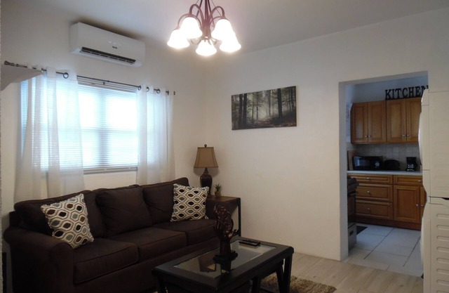 PalmSprings Accommodations - 3 Bedroom Cottage Near Horseshoe Bay