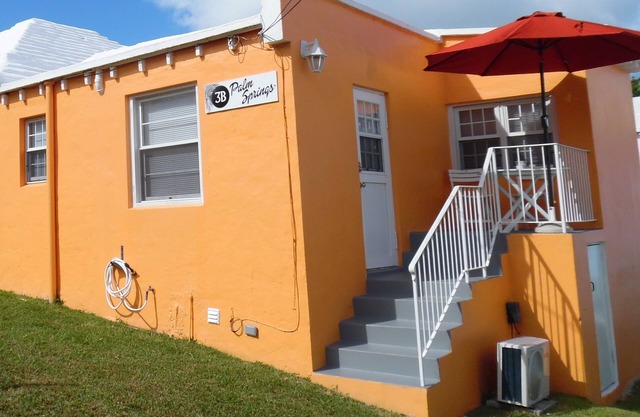 PalmSprings Accommodations - 1 Bedroom Apt., Near Horseshoe Bay
