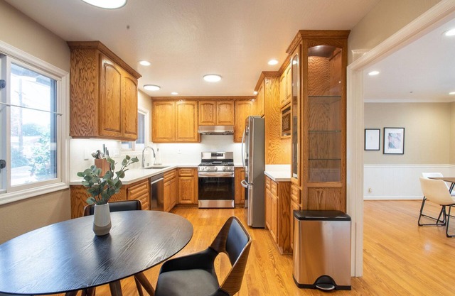 Palo Alto 4BR w/Garage, nr Upscale Dining & Boutiques, by Blueground