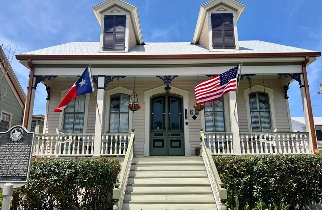 Pamela's Paradise! East End Historical Home