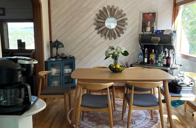 Panoramic Mountain View 2-bedroom Cabin in Golden/Wondervu, WiFi