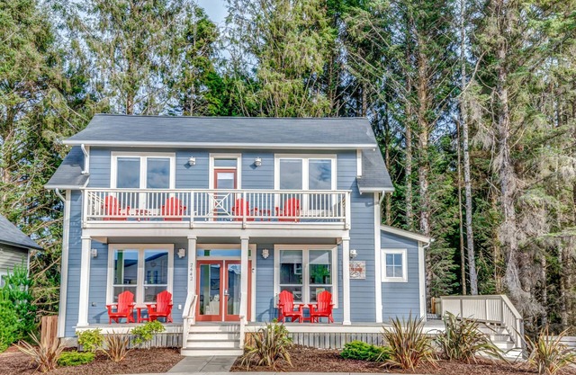 Panoramic Ocean and Forest Views, Hot Tub, Large Deck, BBQ, and Seating, Communal Pool & Playground