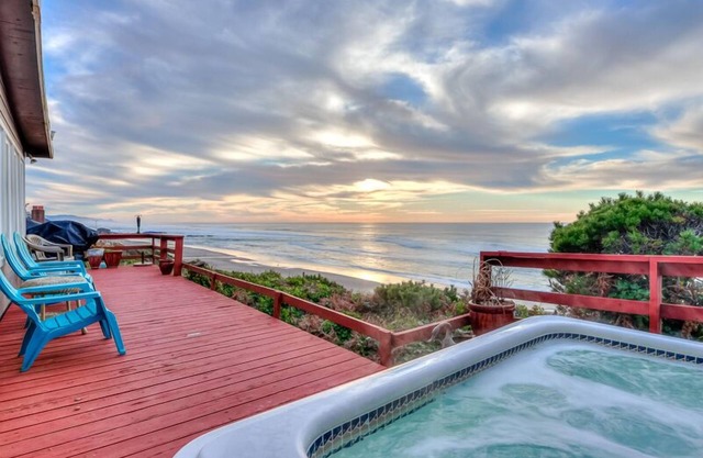 Panoramic Oceanfront Views, 2 King Suites & Hot Tub in Central Lincoln City!