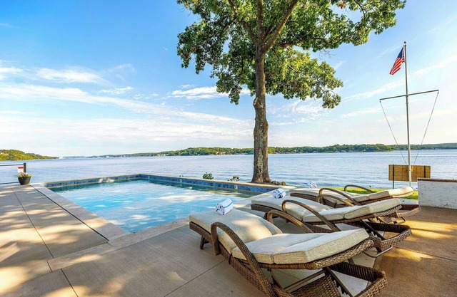 Panoramic Paradise – Lakefront Home for 15 w/Game Room, Pool