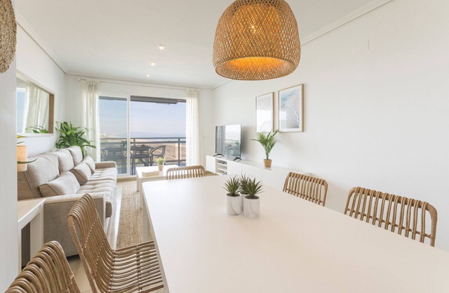 Panoramic Sea Views. Family Getaway To The Beach!