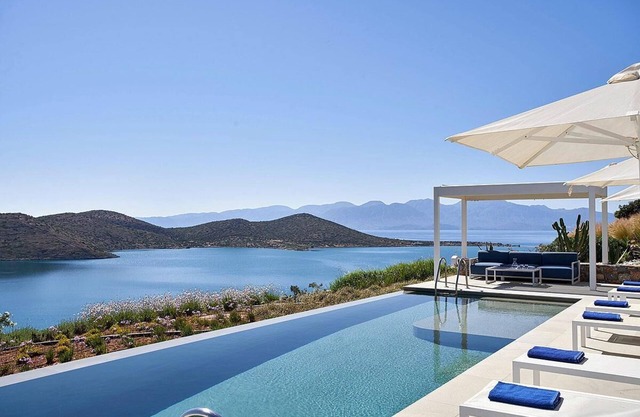 Panoramic Sea Views to Spinalong Island with a heated pool