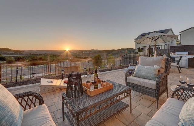 Panoramic View Balcony w Grill