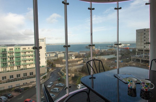 PANORAMIC VIEW, family friendly, with pool in Castletown, Portland