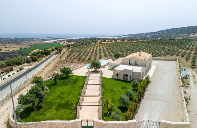 Panoramic villa for 22 guests:large garden, infinity pool and spacious veranda