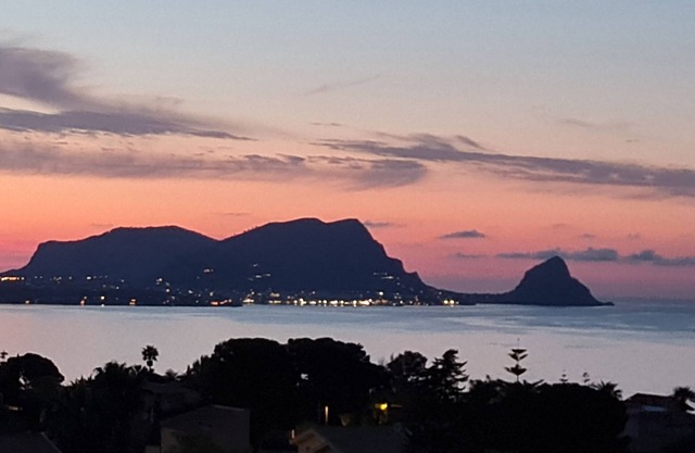Panoramic Villa Near The Sea