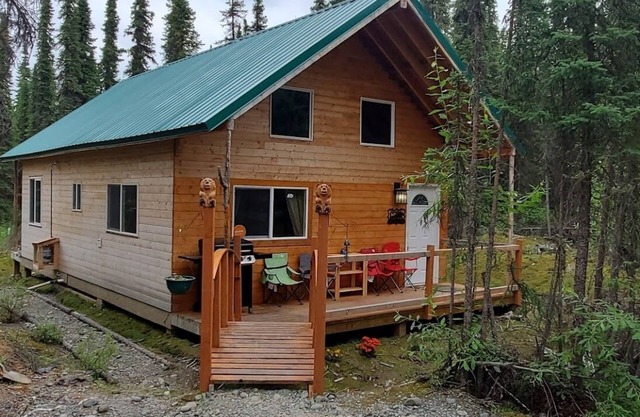 Papa Bear Cabin-Close to Kenai River- sleeps up to 10- Alaska Building a Dream