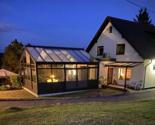 Paradies in der Vulkaneifel - Panorama-Blick und Wintergarten für jedes Wetter
