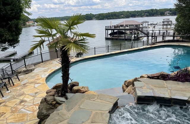 PARADISE AT THE LAKE-Pool & Optional Boat Rental. Great for families! Generator