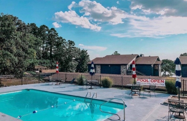 Paradise Awaits: Luxury Condo with Lakeview and Pool at Your Doorstep!"