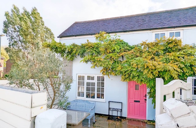 Paradise Cottage - a cottage that sleeps 6 guests in 3 bedrooms