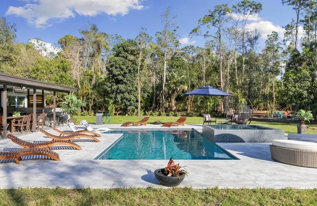 Paradise Escape: Luxe Pool 7BR Villa -10 Min to Beach & DT - 3900ft2 -PickelBall