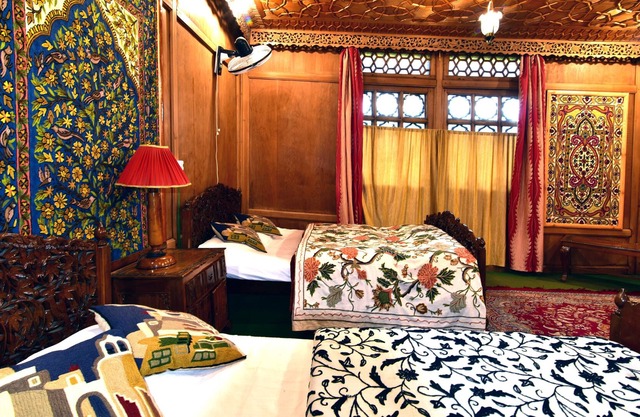 'Paradise Found' - Get away from it all Houseboat