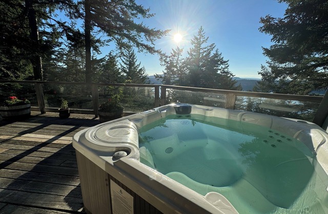 Paradise in Forest setting w/Ocean views, hot tub, close to town & Hiking