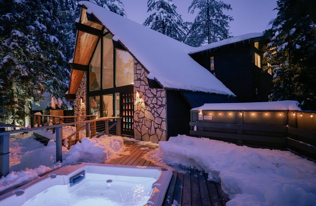 Paradise in the Pines! Cozy 5-bedroom cabin w/private hot tub, fire pit & more