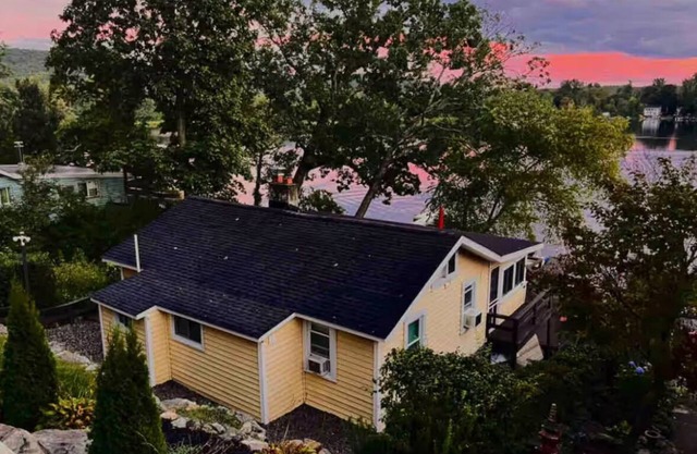 Paradise Lakefront Cottage on Cranberry Lake