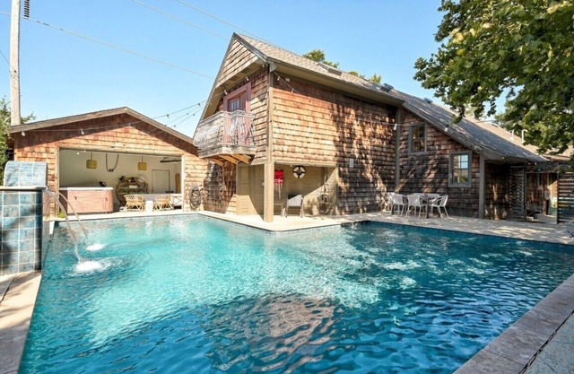 Paradise On Penn - 2 bedroom house with Pool and Hottub Close to Downtown.
