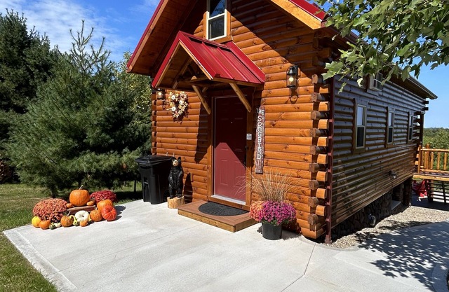 Paradise Peak Cabins “Songbird”outdoor hot tub in the heart of Amish Country