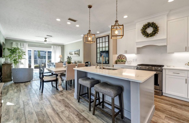 Paradise Steps from the Beach, Golf Cart, Pool, Deck, Grill, & Beach Service