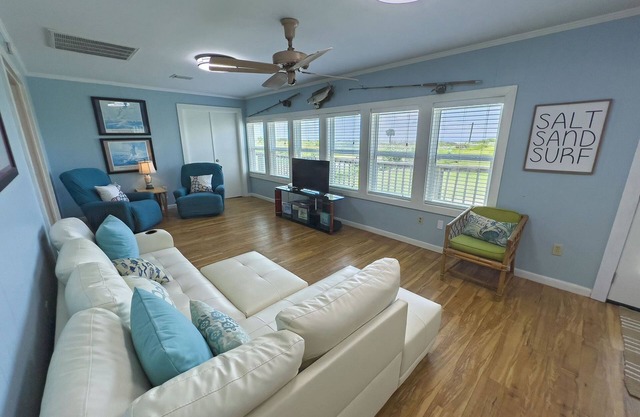 Pardners - Beachfront - Island Realty