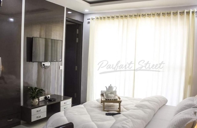 Parfait Street 2Bhk srvc apartment Horizon cnter