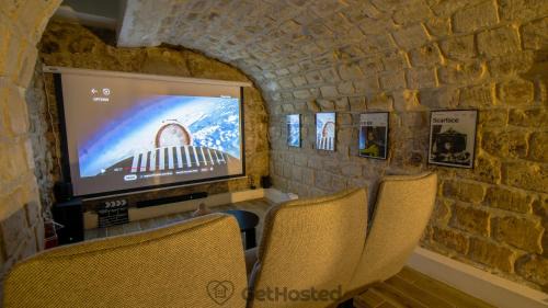 Paris Hideaway, Private Cinema - GetHosted