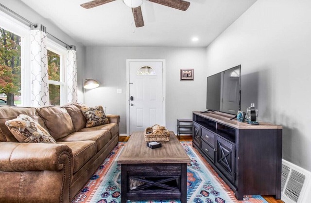 Paris in the Heights: 3Bed+Backyard Patio