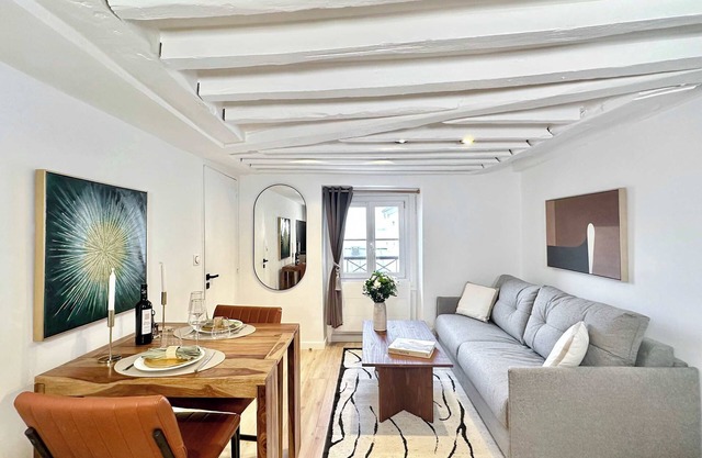 Parisian Chic: Elevator Apartment near Bourse