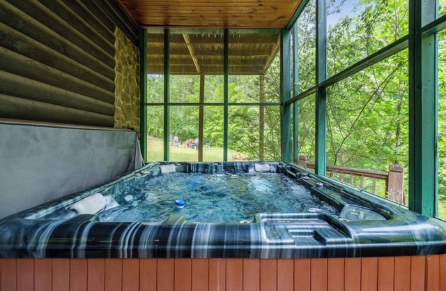 Park Hollow - Explore the nearby river and soak in the hot tub!