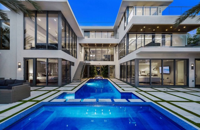 Park Place Mansion-Three-Story Mansion with Rooftop, Dock
