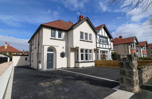 PARK VIEW UPPER, pet friendly, country holiday cottage in Llandudno