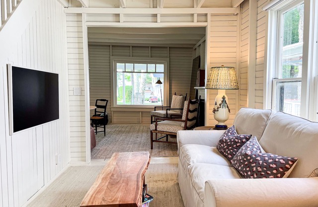 Park Walk Place - Lovely 4 bd/2 bth cottage, newly decorated w/renovations