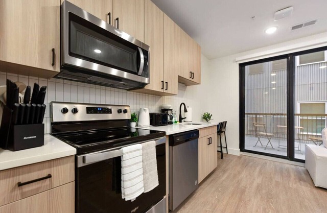 PARKING+HULU+GYM Near UPMC|Shopping|Universities