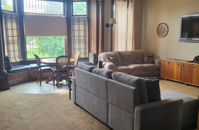 Parkview Beardstown Home with a View 3-Bedroom, WiFi, A/C, Full Kitchen & Dining