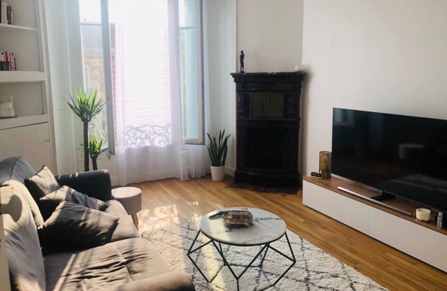 Parquet, moldings, fireplaces and view of the Eiffel Tower