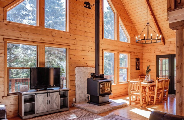 "Pass Creek Cabin" Luxe Log Home in the Mountains