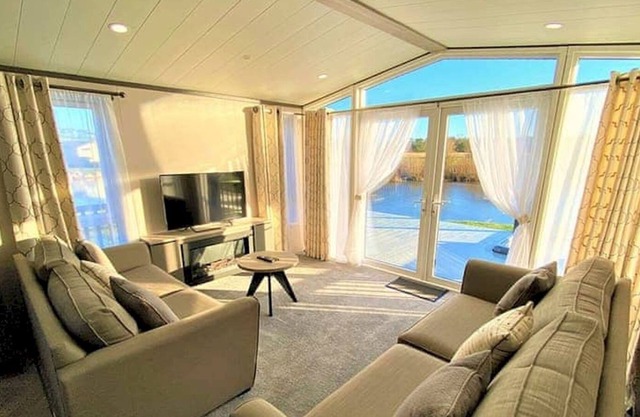 Pass the Keys | Lakeside Shooting Fishing Lodge Sleeps 6 HTub