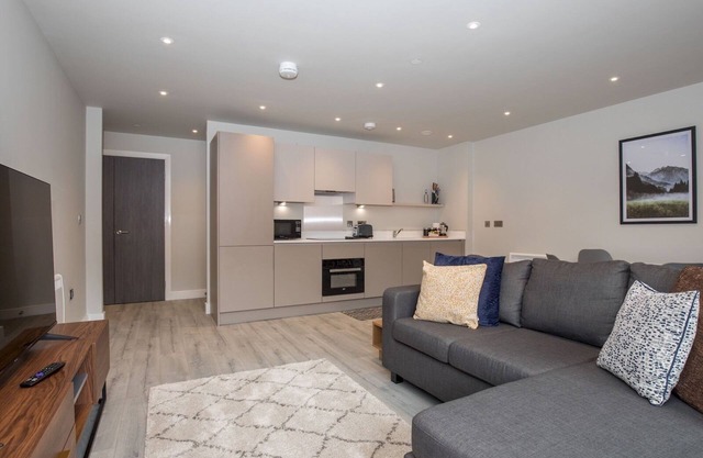 Pass the Keys |Sophisticated Apartment w/Parking - Central Slough