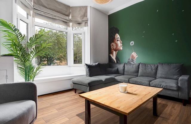 Pass the Keys | Stylish Aigburth Flat, Sleeps 12
