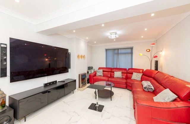Pass the Keys | Stylish House|Smart Features|Jacuzzi|Large Garden