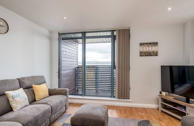Pass the Keys | Stylish Watford Apartment Sleeps 7 with Parking