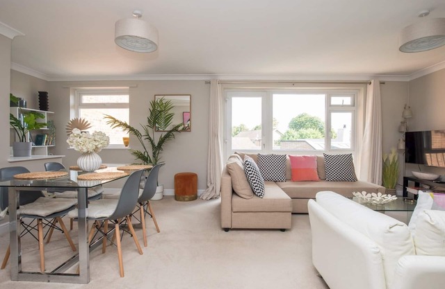 Pass the Keys | Stylish 2 Bedroom Flat Apartment with Free Parking in Windsor