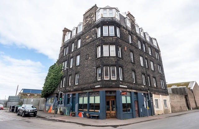 Pass the Keys | Trendy Historic flat sleeps 4 to 6 near Leith Shore