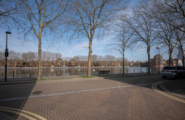 Pass the keys | Waterside house w/Central London links and parking
